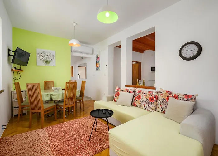Apartament Tena *